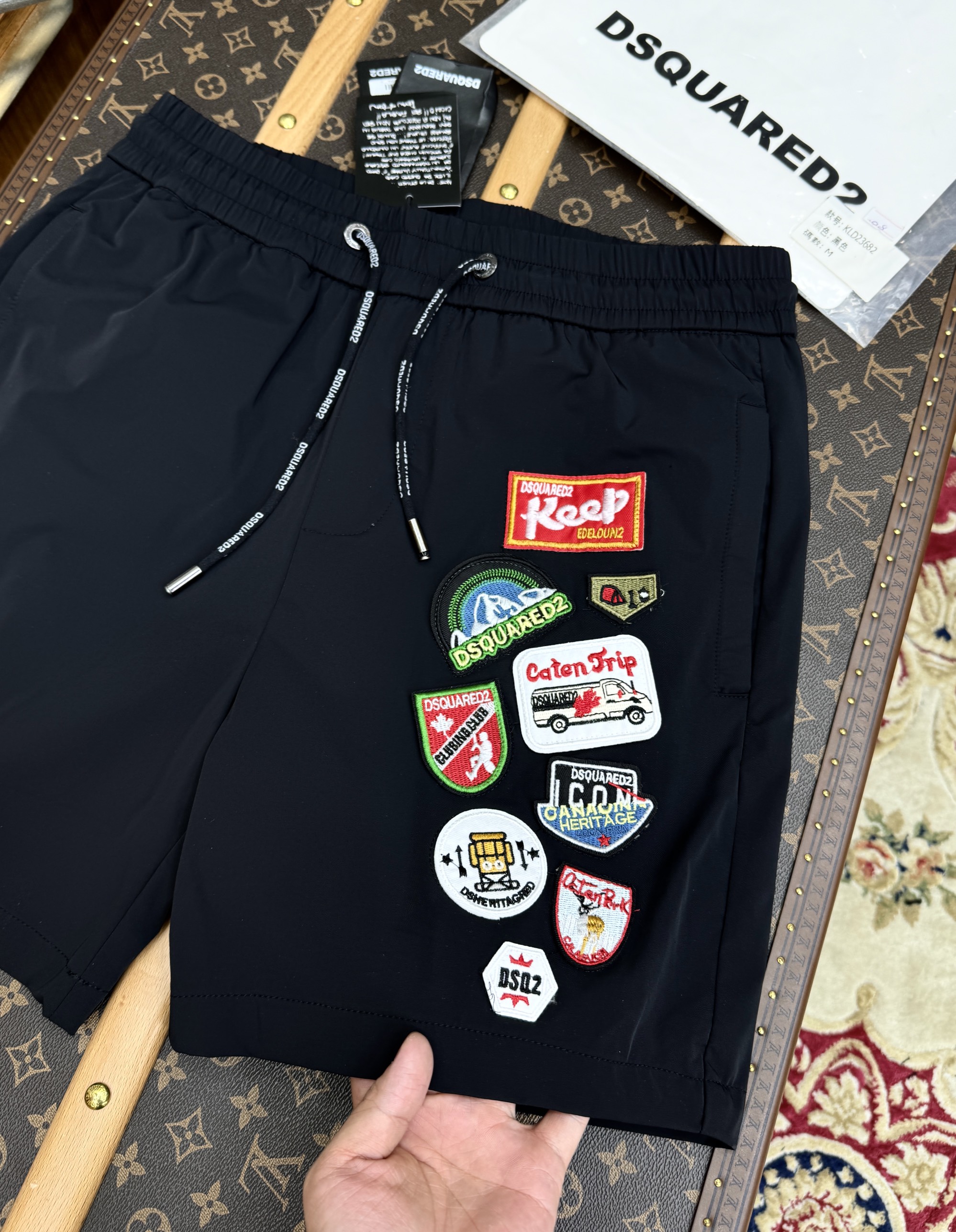 Quần short gió Dsquared2 DSQ2 họa tiết tag huy hiệu thêu Like Auth 1-1 on web CD